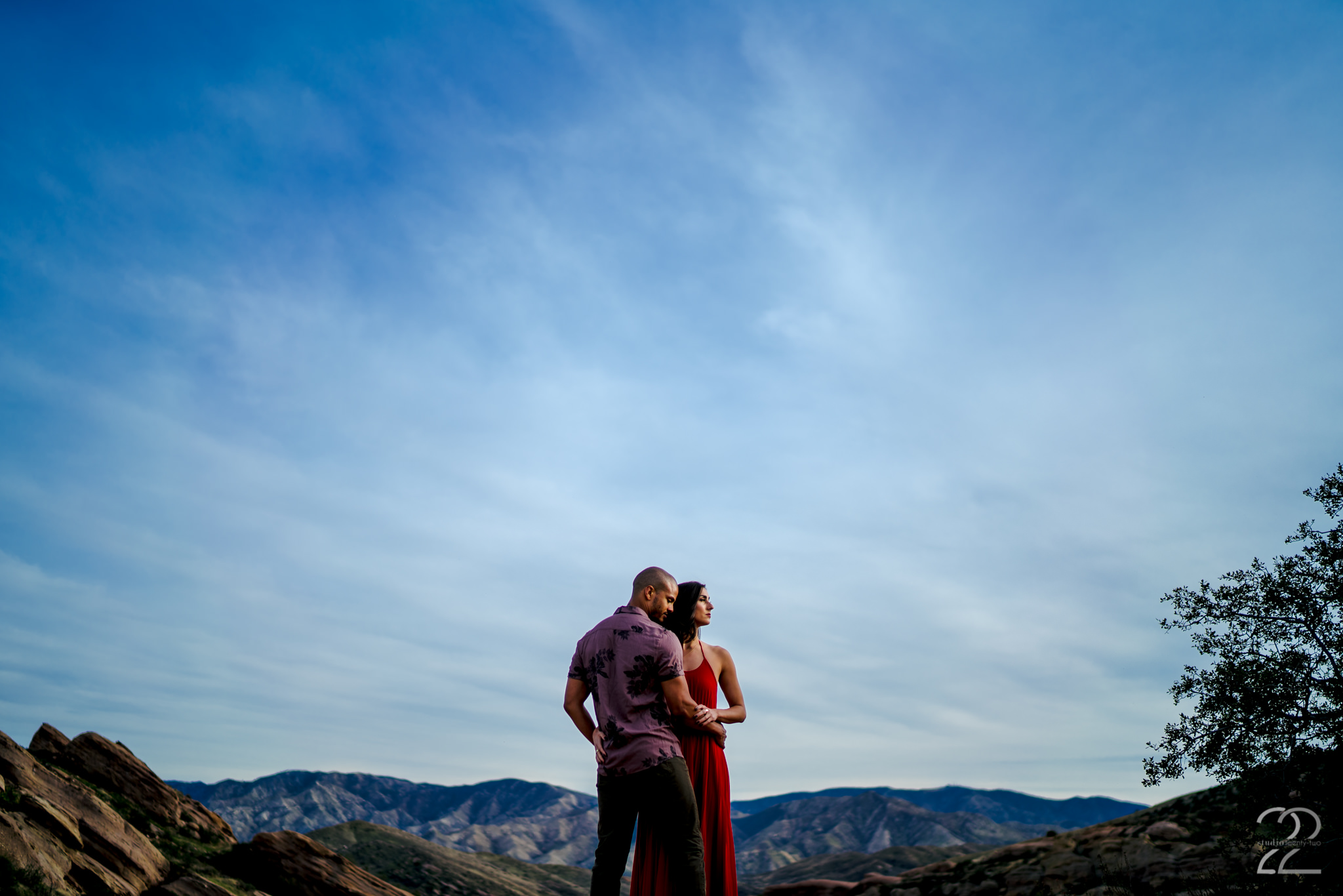  With such beauty as the Vasquez Rocks as a backdrop for a couples, wedding, or engagement session, you cannot go wrong! High on top of a rocky mountain, Michael embraces Natalie as they look toward the sunset. Intimate environmental portraits are always some of my favorites, as it feels like you see the couple being one with nature. The West Coast is always one of my favorite places to be a wedding and engagement photographer, and this time at the Vasquez Rocks did not disappoint!  Sony A7Riii | Sony 35mm f/1.4 @ f/1.4 | ISO 50 |  1/2500 sec | DVLOP presets: Jide Assumpção